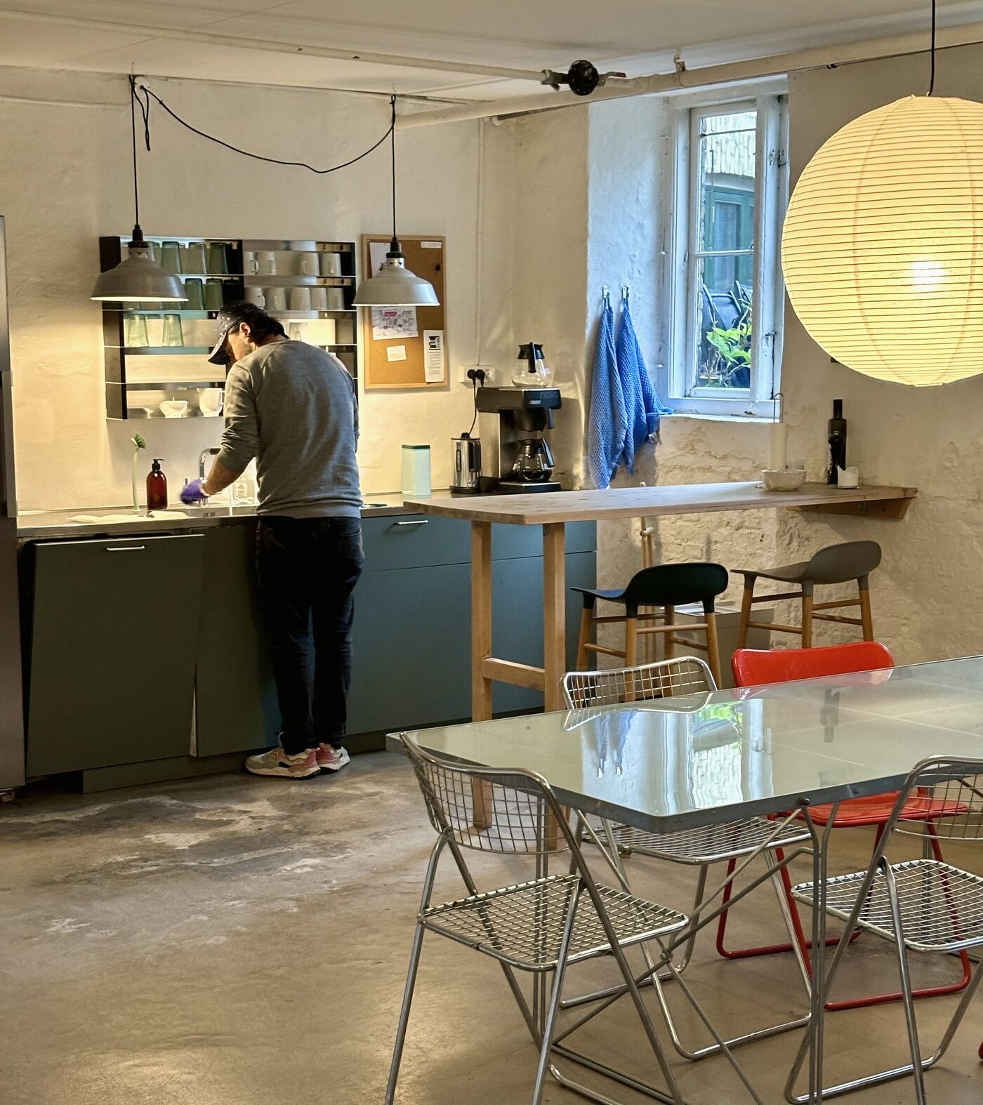 Køkken med kaffemaskine og spisebord